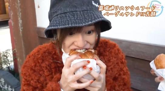 知名声优李依李成功打造吃汉堡新表情包这么漂亮的妹子可惜会动