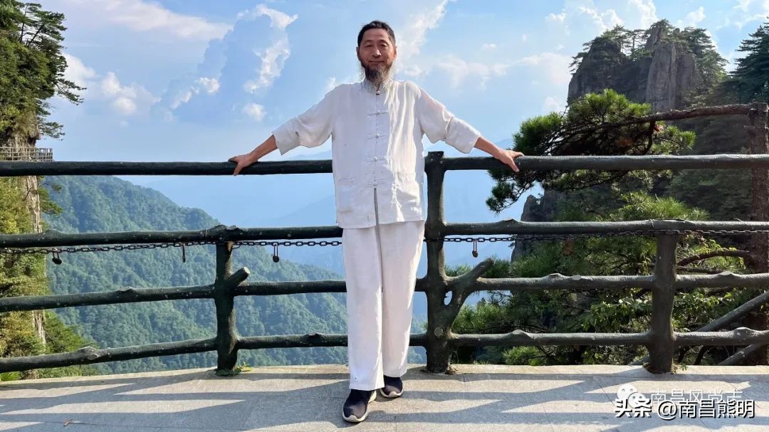 夏夜在田间捉黄鳝视频,夏夜水沟抓黄鳝