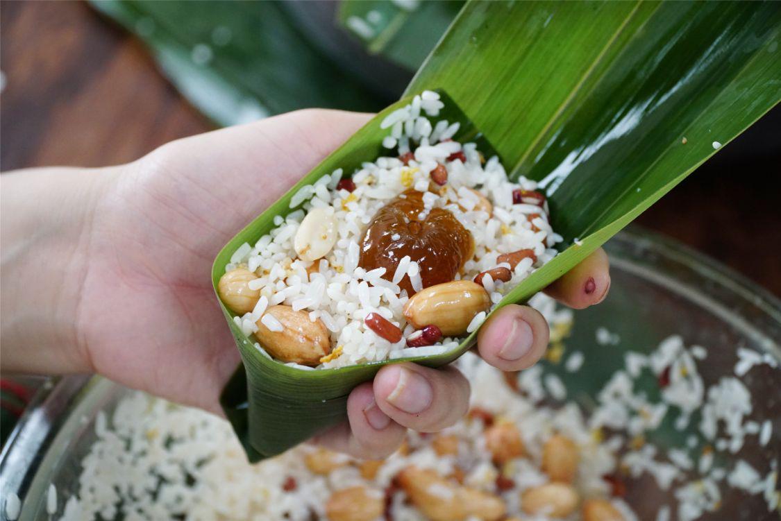 端午节当天煮粽子放什么一起煮,端午节应该怎么包粽子