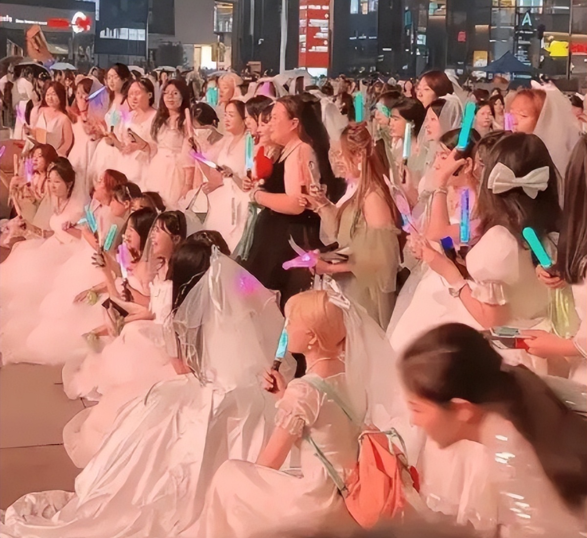 王源婚纱事件评论区逆天发言,为什么穿婚纱去看王源的演唱会