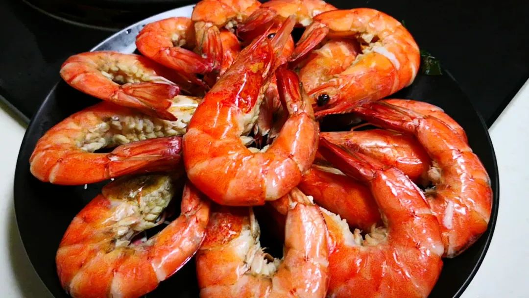 大虾这样做太好吃了虾肉鲜嫩入味,大虾别用水煮教你一个超简单做法