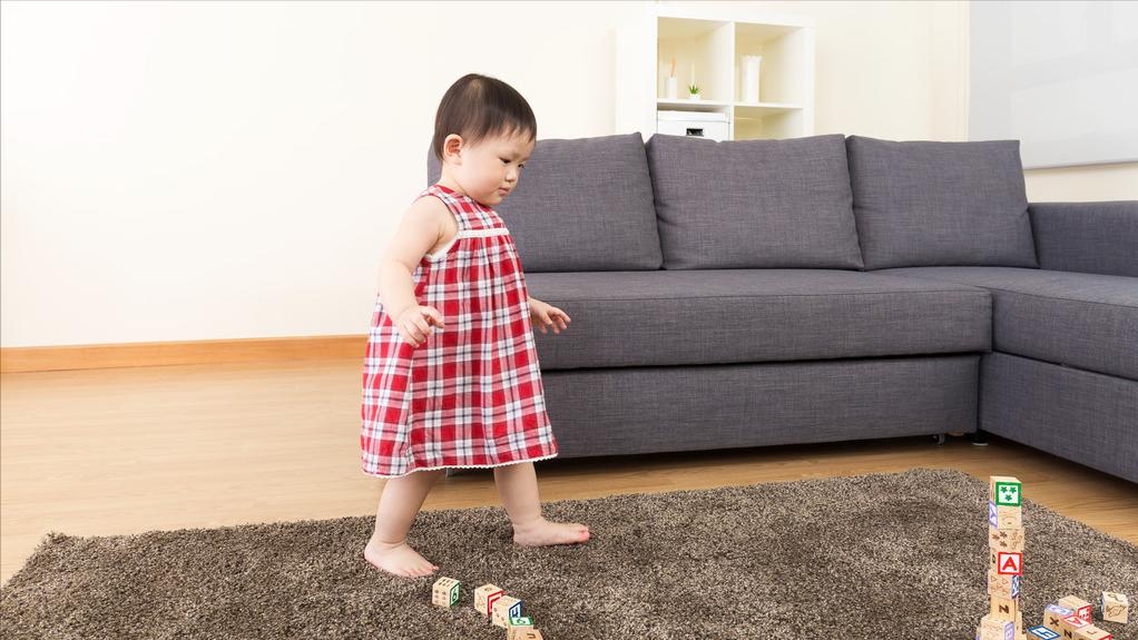 小孩老是光脚有厚袜吗,小孩穿鞋总爱脱