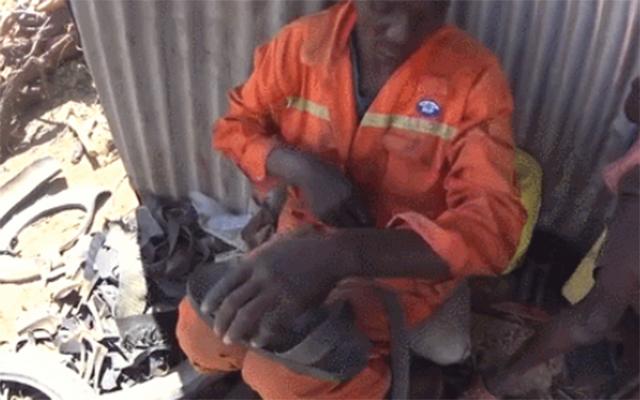 非洲穷小子“变废为宝”创业致富！把轮胎做成鞋，15元一双成爆款