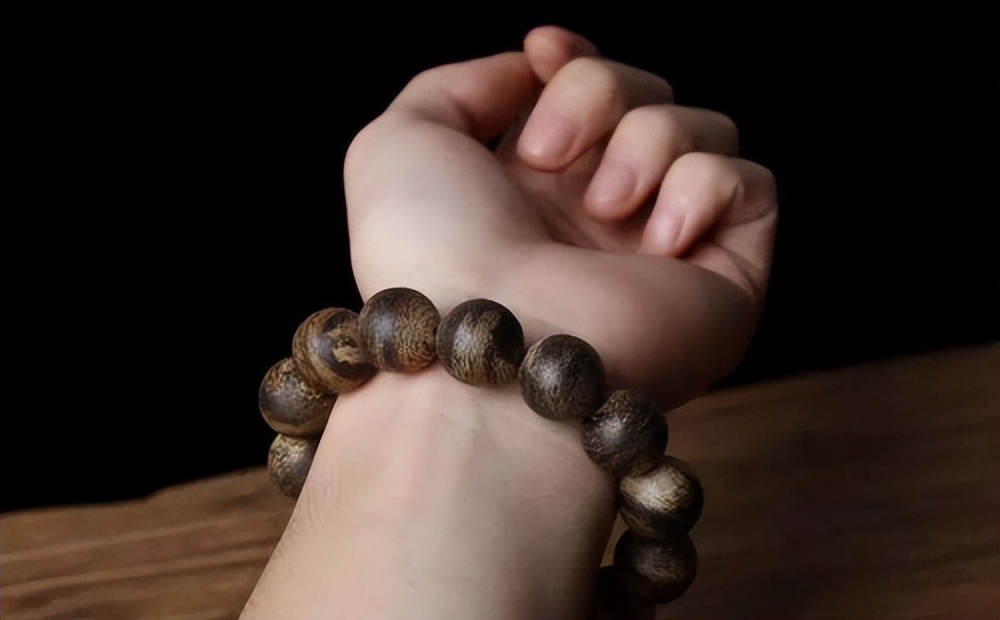 男生戴手串说明有女朋友吗,一个男人戴了手串还会有结果吗