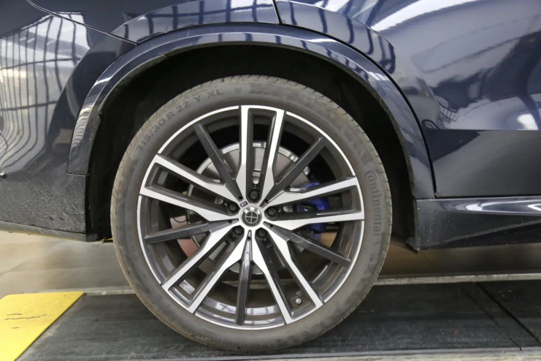 宝马x5拆刹车盘视频,宝马x5红色卡钳和蓝色卡钳的区别