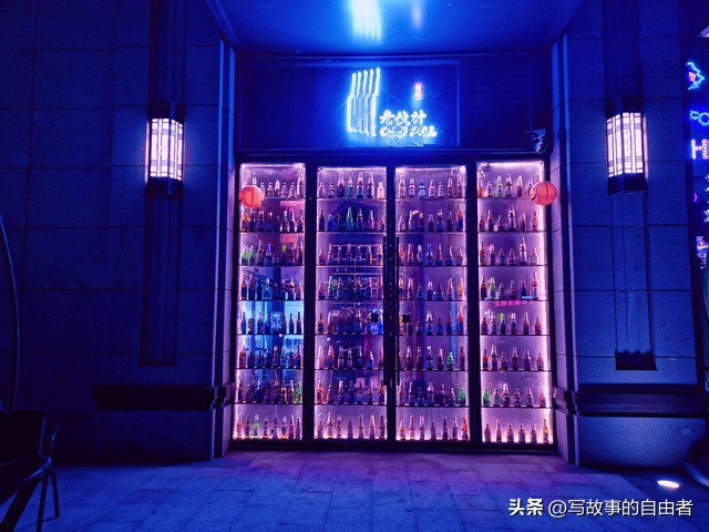 30岁妻子背着老公去做陪酒小妹,被老公发现,哭诉道“我没错”。