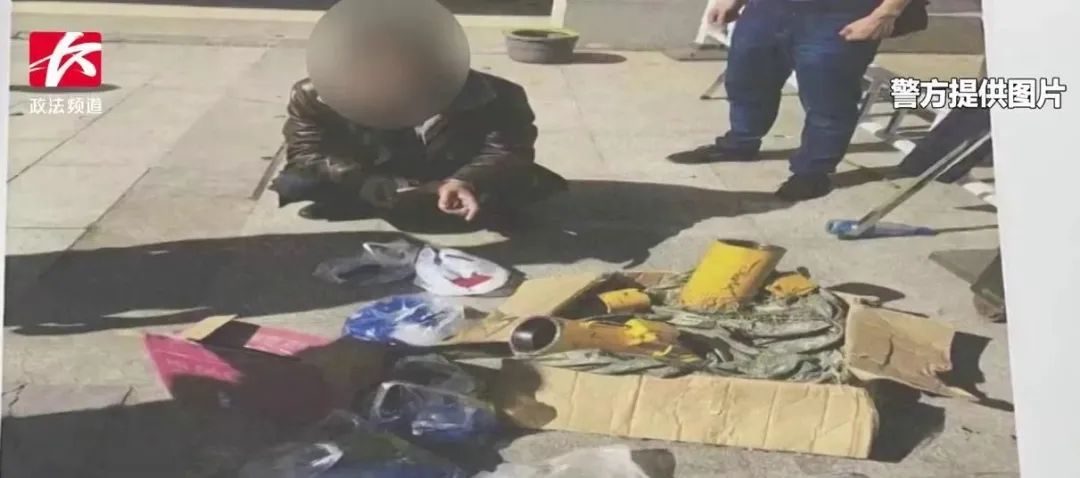 男子贩毒获刑和女儿吻别,男子贩毒获刑与3岁女儿吻别