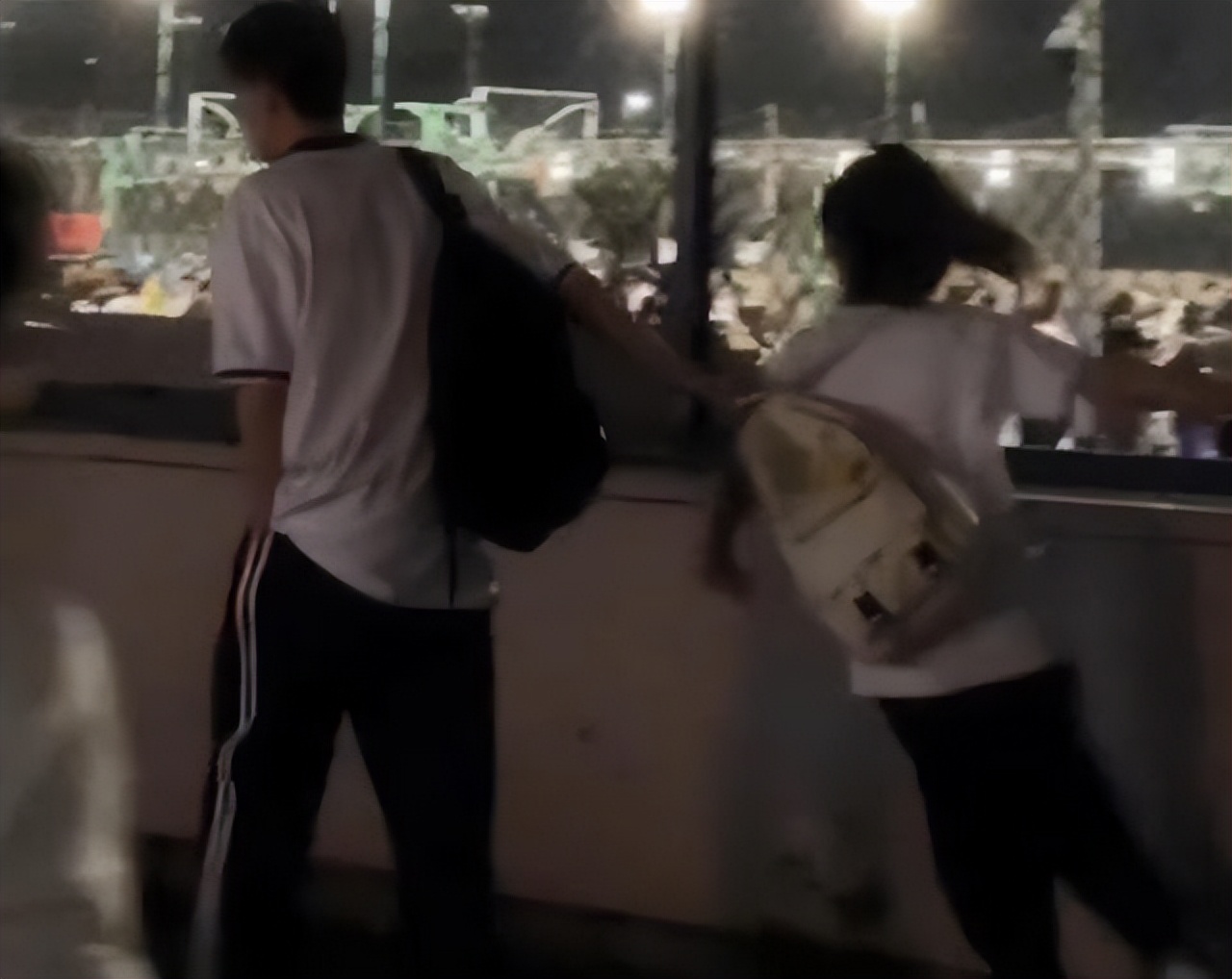 涓や釜濂冲瀛愬湪绡悆鍦虹湅甯呭摜,濂崇敓鐪嬬敺鐢熸墦绡悆琚敺鏈嬪弸鎷夎蛋