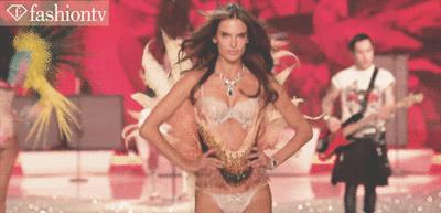 被海克斯科技惊艳到了,这条裙子是现场喷出来的?