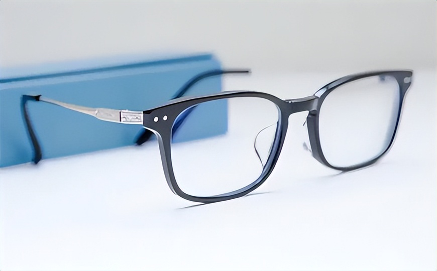 配眼镜实体店好还是网上好,实体眼镜店和网上配镜哪个好