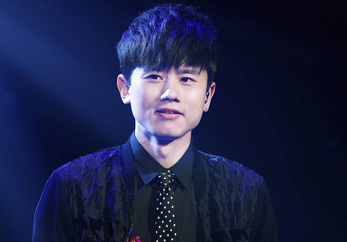 张杰谢娜一家人演唱会,谢娜穿银色外衣私下和张杰聚会