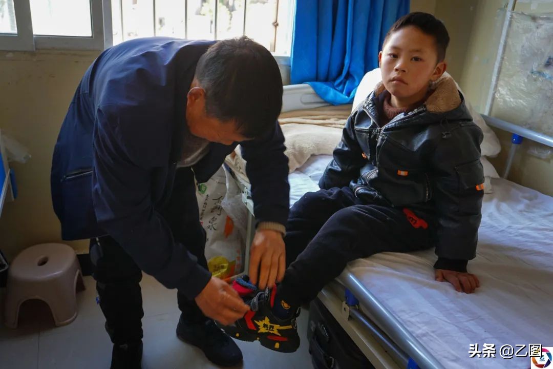 孙子发狂砍断爷爷的手筋，爷爷流泪倾诉：只要孙子能好要命都可以