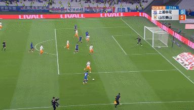 国足队长高难度射门,男足队长带球破门