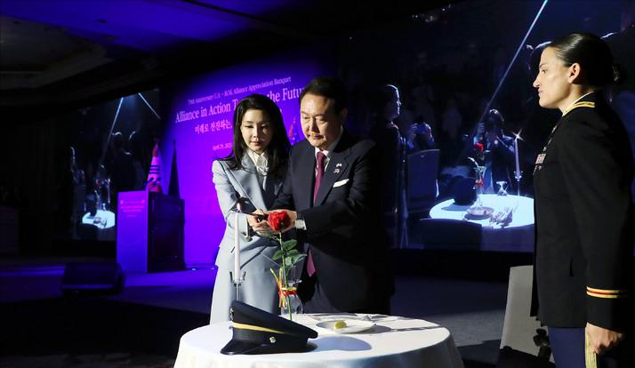 韩国第一夫人出访英国王室服装秀,韩国第一夫人美丽瞬间