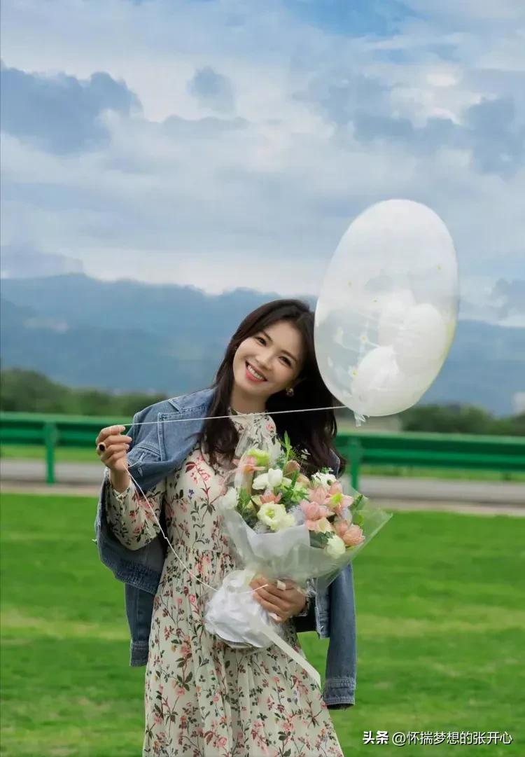 刘涛穿酒红色波点长裙优雅迷人,刘涛碎花裙配卷发温柔复古