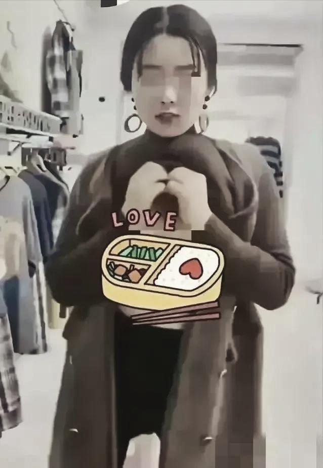 女主播直播“脱裤露乳”遭网友痛斥，社会舆论强烈反对其道德败坏