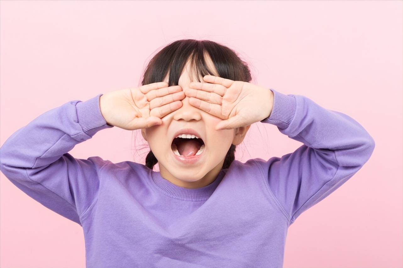 不给孩子玩手机发脾气怎样教育,孩子玩手机撒泼打滚怎么教育