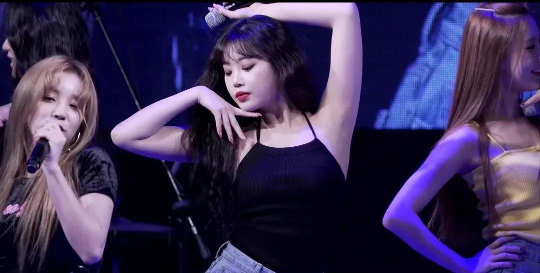 女艺人在校园表演摸*体下**舔手，污秽不堪，告发涉嫌演出淫乱罪