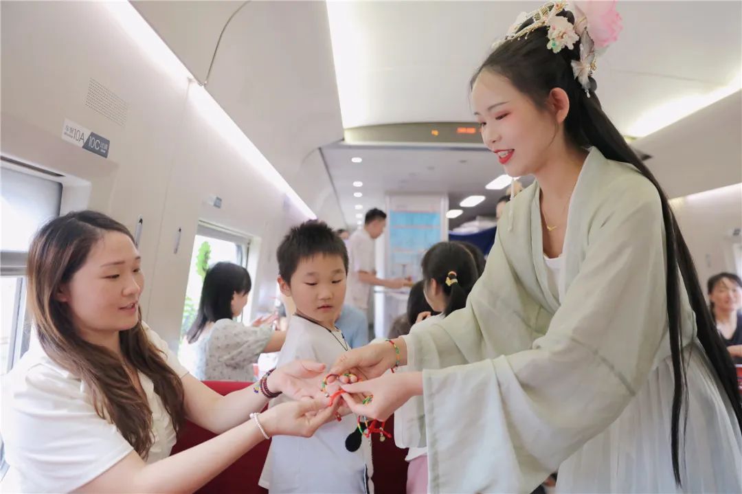 动车上的沉浸式端午诗会，你遇到了吗？