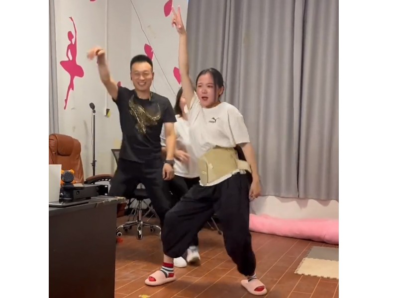 聂小妹：“疯癫”美女吸粉百万，明明能靠才艺，却偏偏要搞笑？