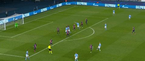 国足队长高难度射门,男足队长带球破门