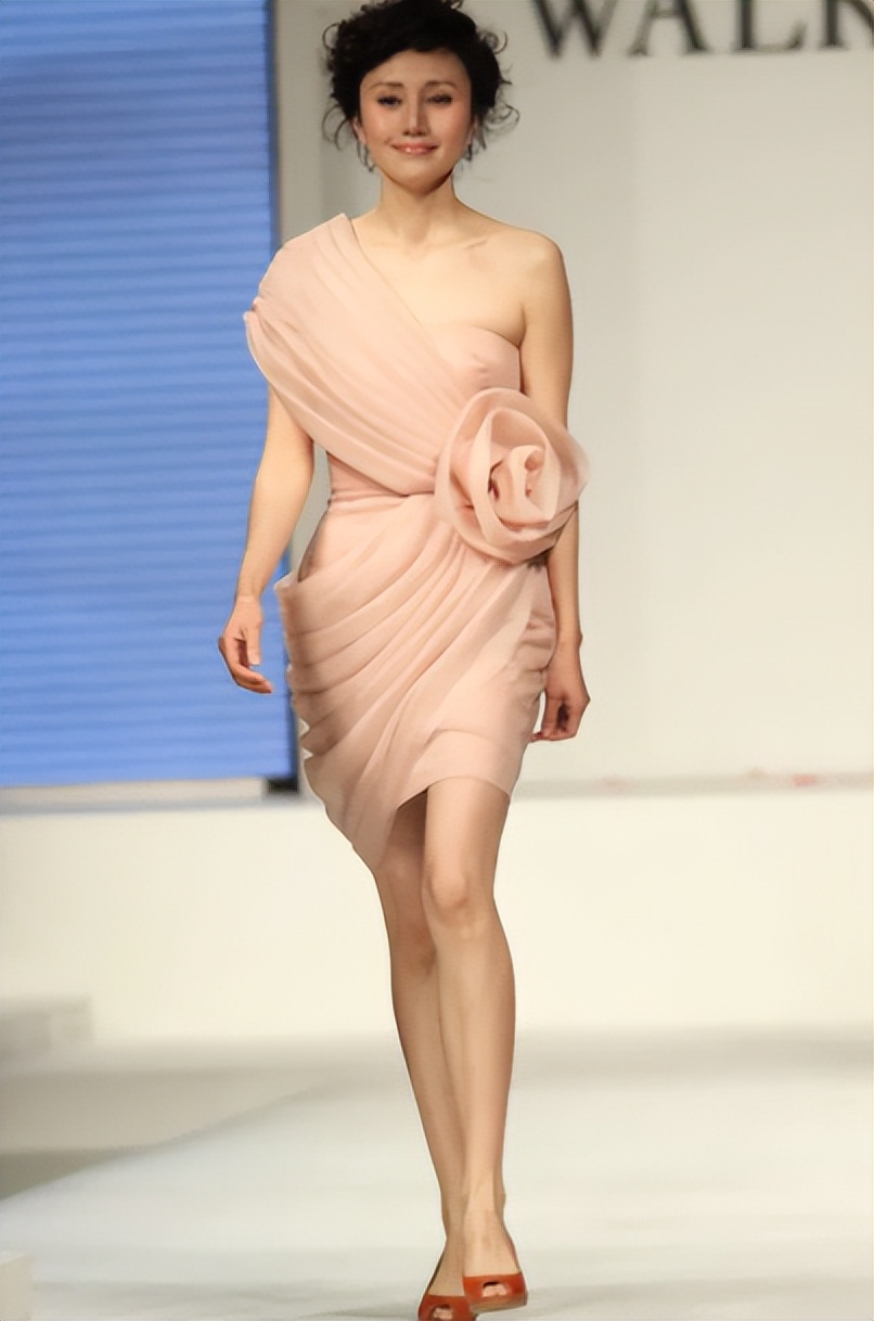 袁泉相逢时节粉色衬衫,袁泉的穿衣风格有哪些特点