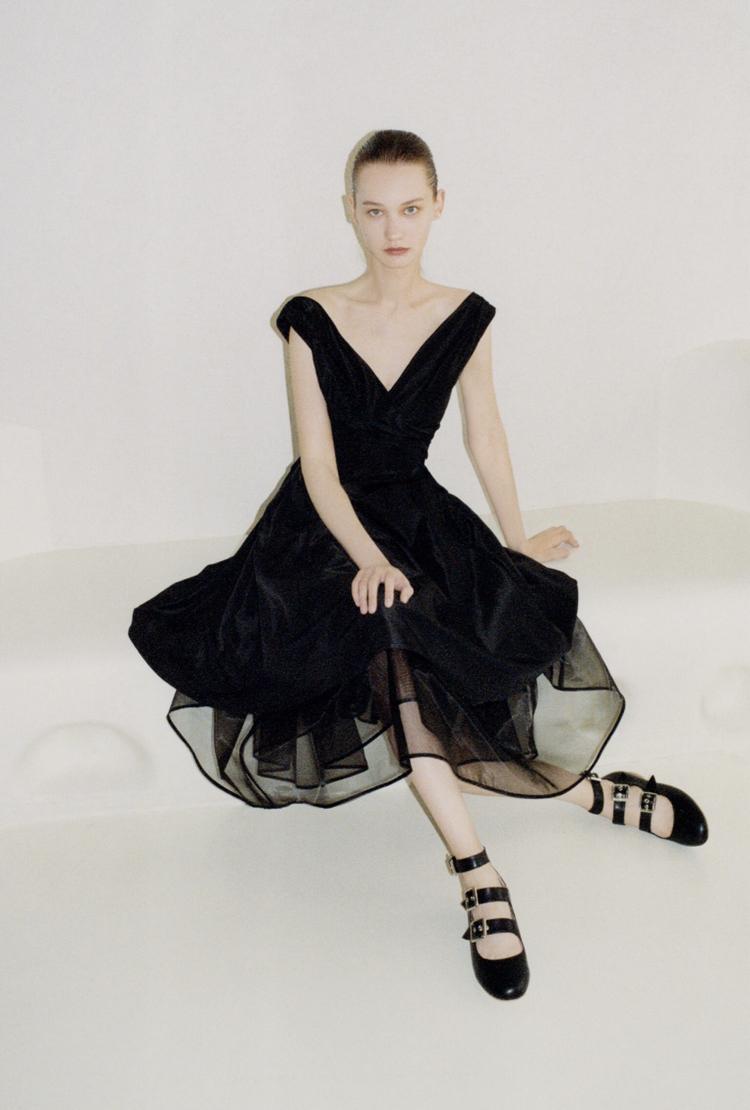 孟晚舟紫色连衣裙,孟晚舟蓝色连衣裙