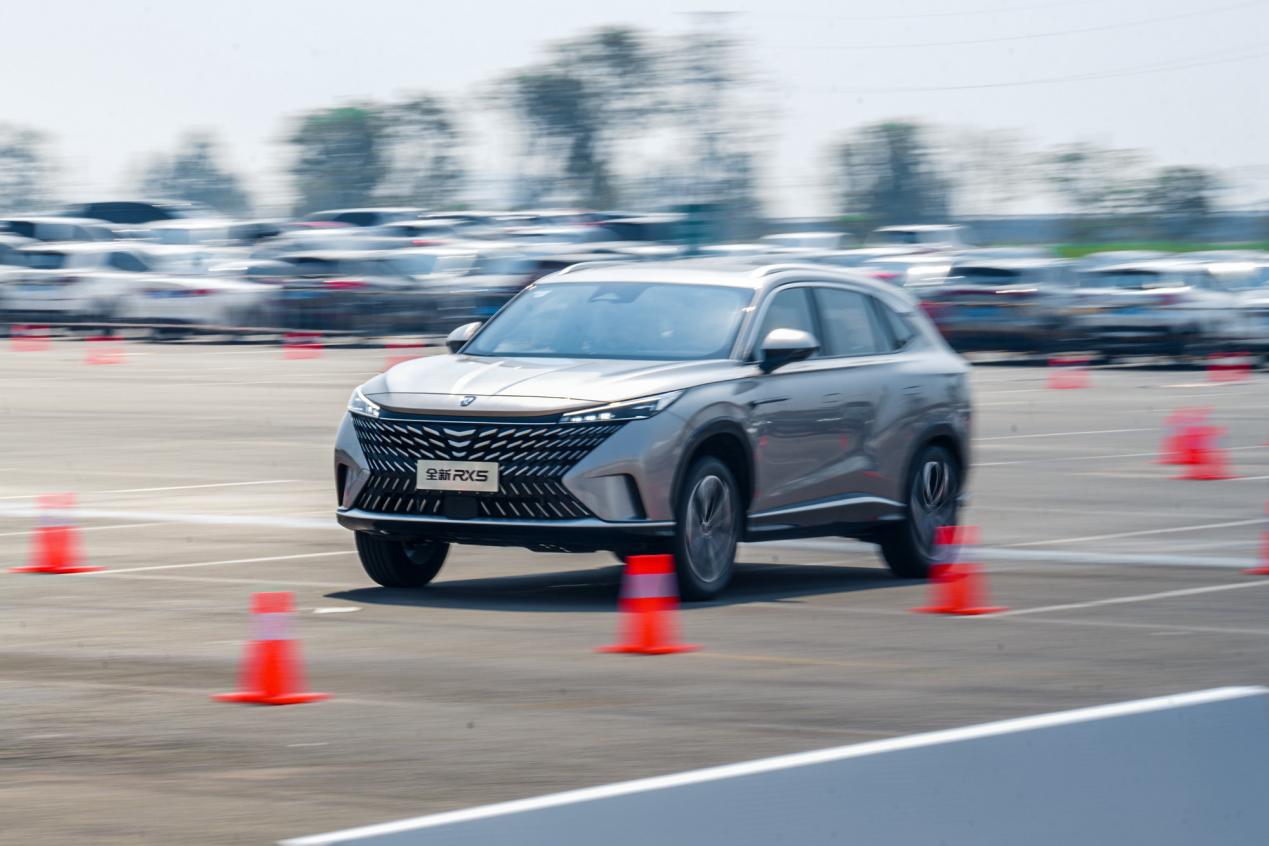 荣威rx5全细节场地测试,荣威rx5battle试驾视频