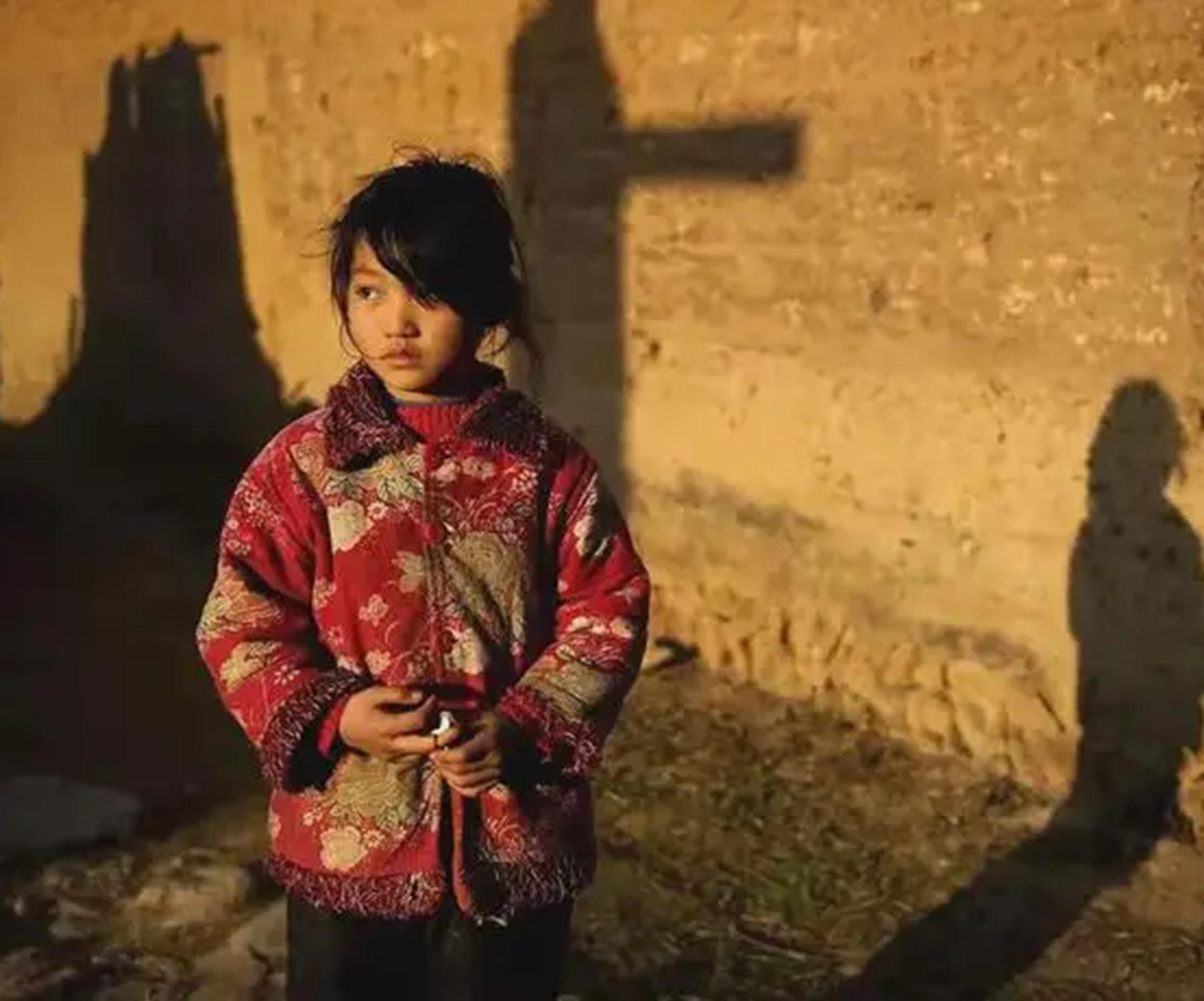 父亲狠心抛弃病重女儿下集,狠心父亲抛弃妻女12年如今病重