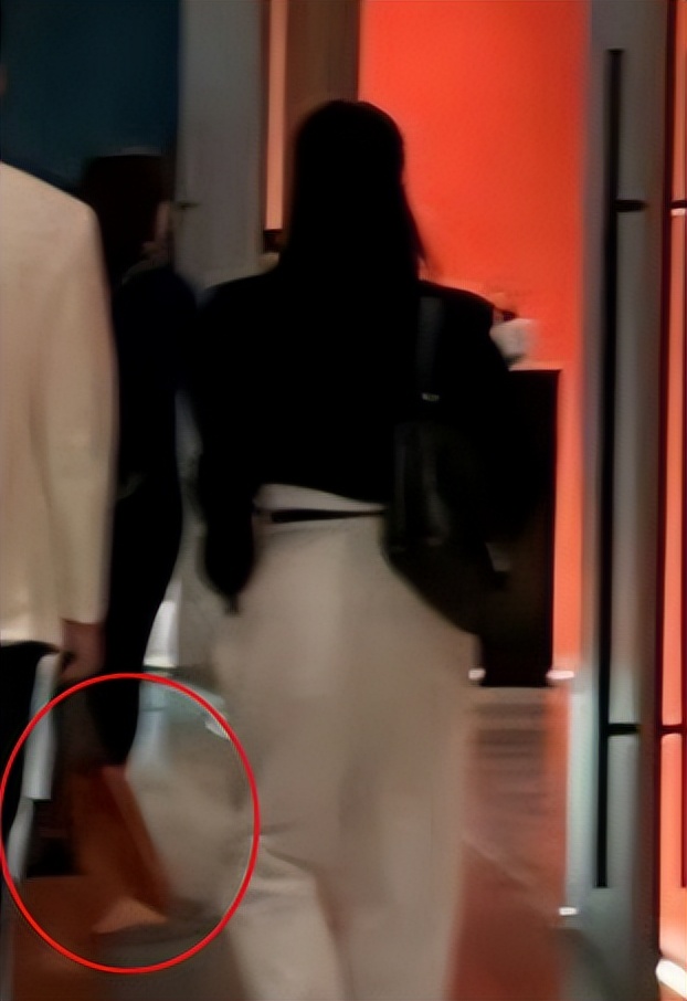 玄彬最新动态去旅行,玄彬夫妇机场