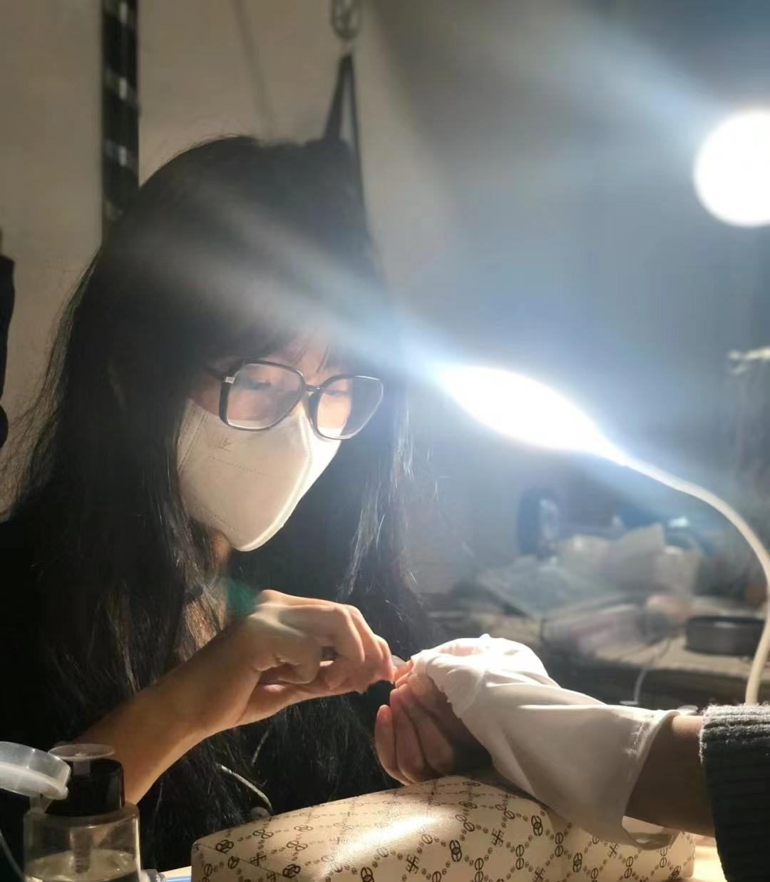 00后大学生月入过万，靠“宿舍美甲”获经济自由，毕业前喜提新车