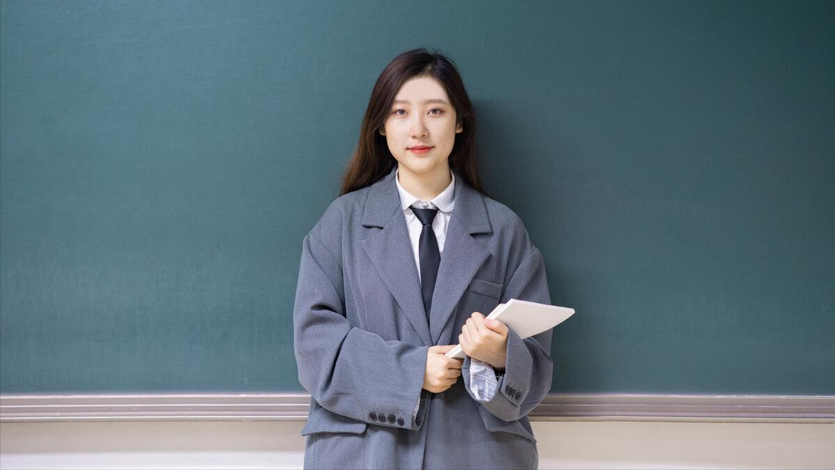 当老师管不住学生怎么办,一个老师教不好自己的孩子