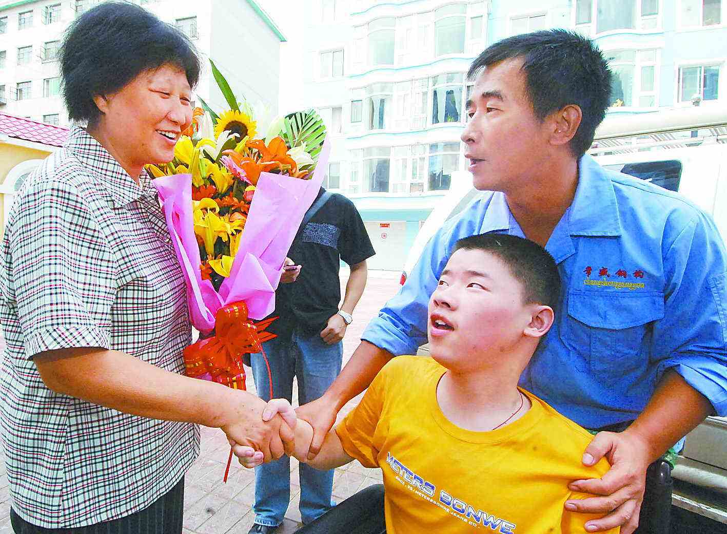 感动中国的男孩离世，7年后父亲征集“替身”，圆89岁母亲心愿