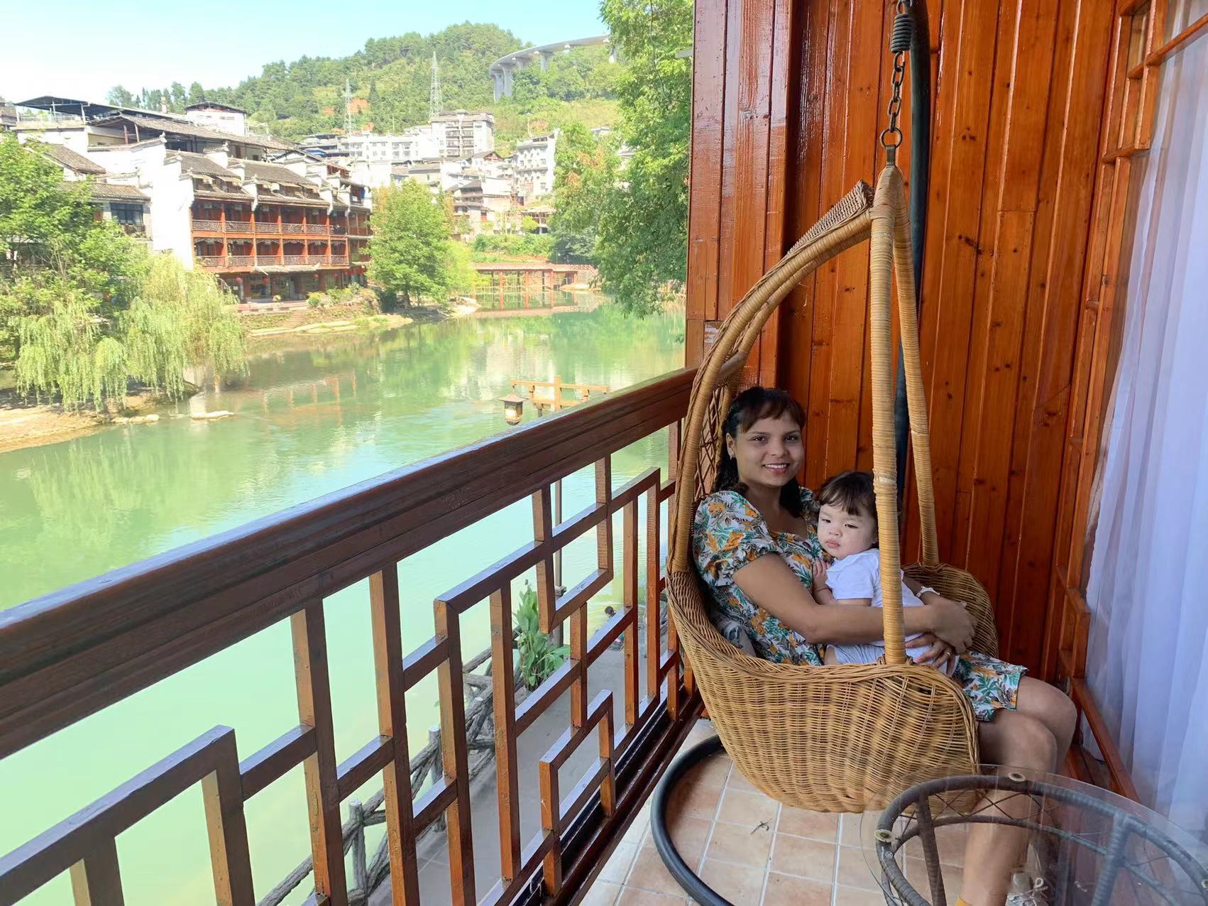 贵州农村小伙娶美国女人,贵州农村小伙娶了一个娃娃脸姑娘