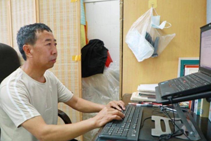 凭初中学历54岁保安写出40万字小说，被选入“中国当地文学库”！