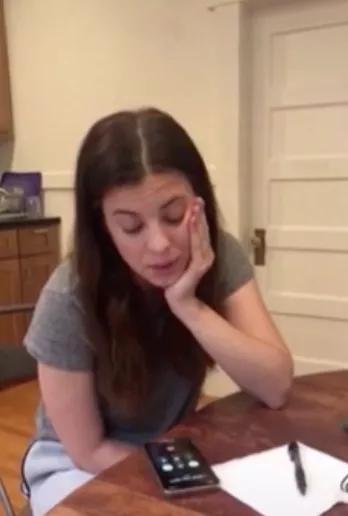 外国妹纸想用一个小发卡，跟别人换一栋房子，最后居然成功了