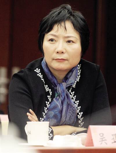 女人老了，怎么打扮更显贵气体面？这3位老牌“女首富”给你答案