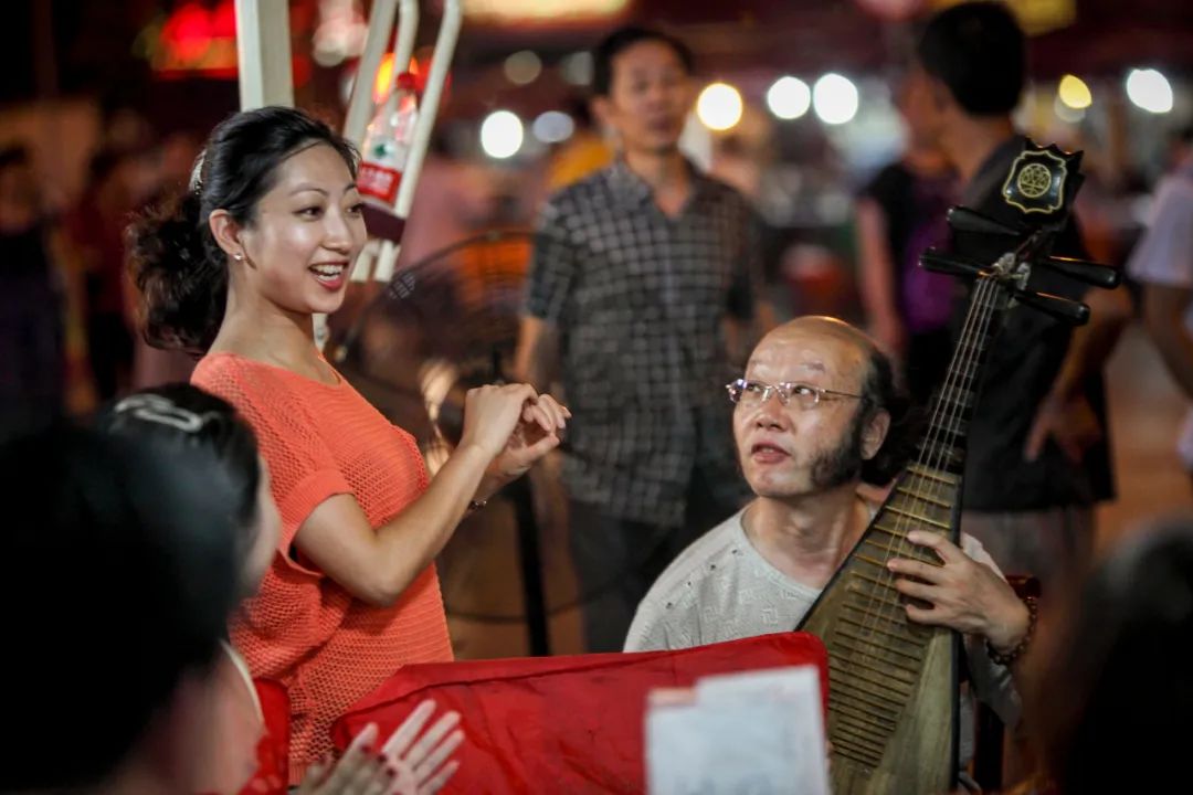 周国献纪实摄影作品《吉庆街卖唱艺人》