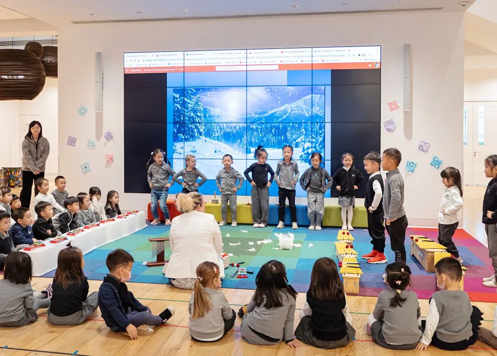 哇！这些学校的圣诞节也太“卷”了！圣诞老人、无人机都来了