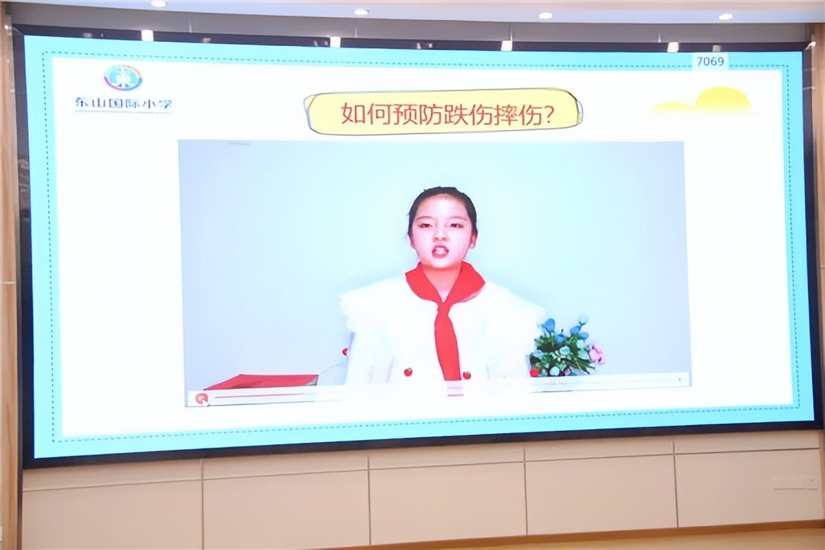 东山国际小学副校长邬超应告诫队员们为自己撑起一片安全的蓝天