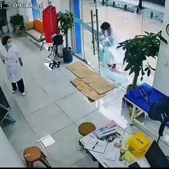 现在女大学生太开放,这么隐私的东西露在外面,男人看了都脸红了