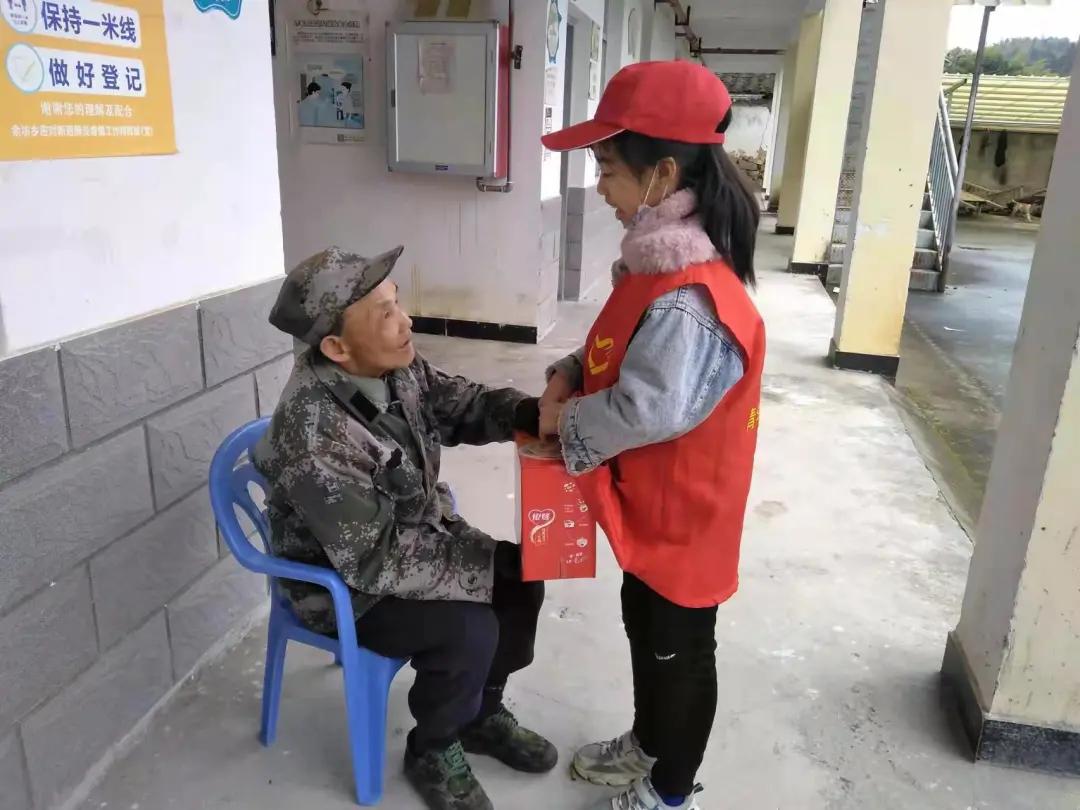 志愿者给敬老院老人理发,社区志愿者免费为高龄老人理发