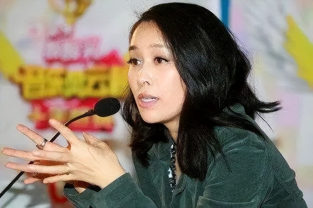 当街小便、踢路人、脚踩高铁桌子，这些明星的素质，一个比一个低