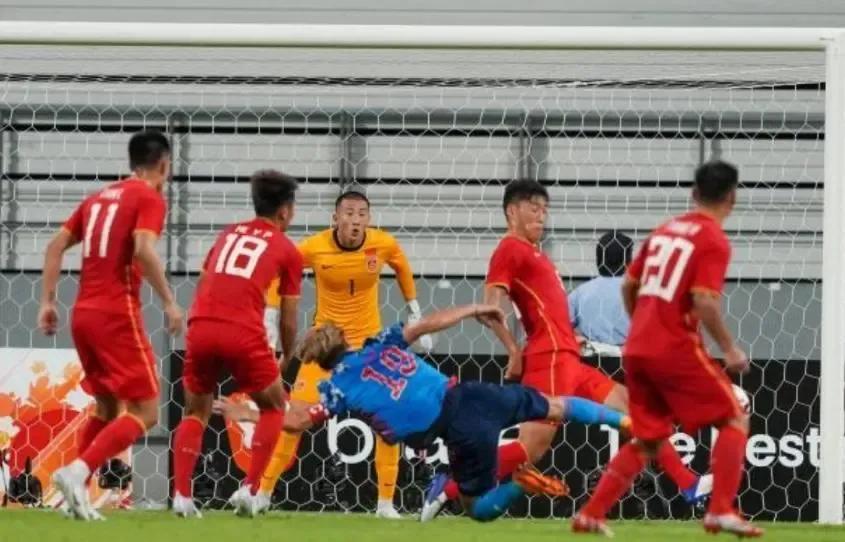 东亚杯中国男足赛况0比3,人民日报评东亚杯韩佳奇