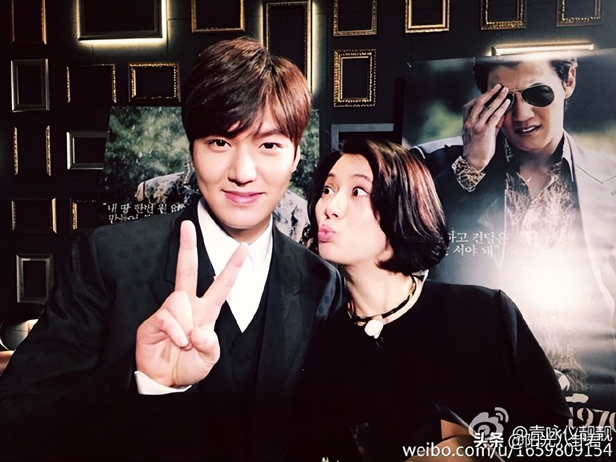 明星同框杨幂和肖战,众女星与谢霆锋合影