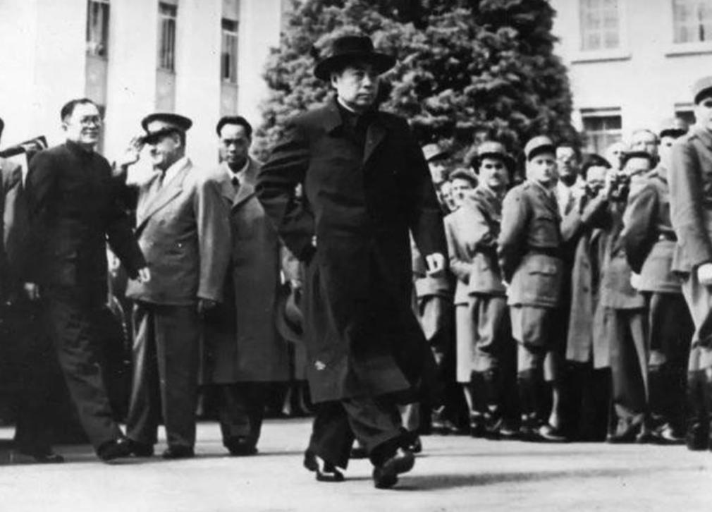 美国记者故意刁难周总理：为啥要用美产钢笔？犀利回答让对方羞愧