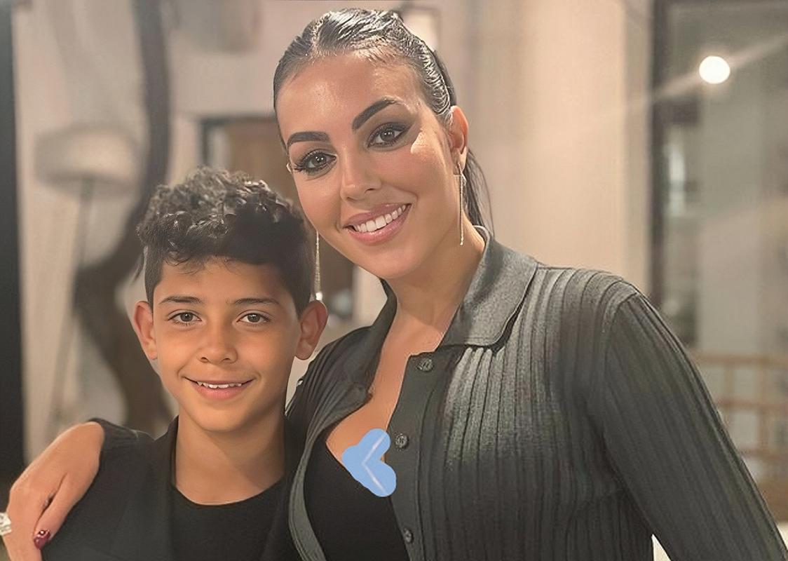 十二岁的c罗和迷你罗踢球,迷你罗对c罗的重要性