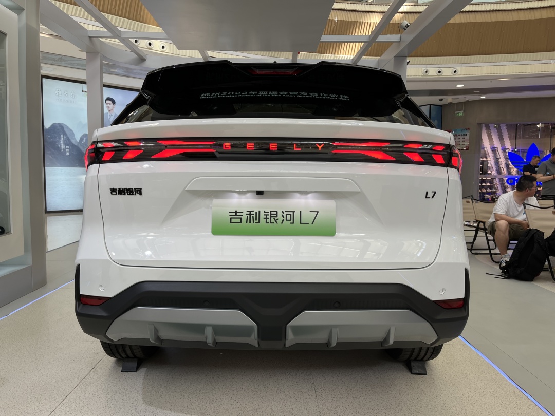 吉利银河l7全新suv棕灰,银河l7宋plusdmi数据对比