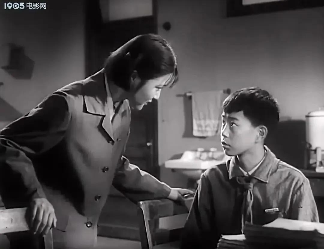 老电影海燕,老电影两个小足球队1956插曲