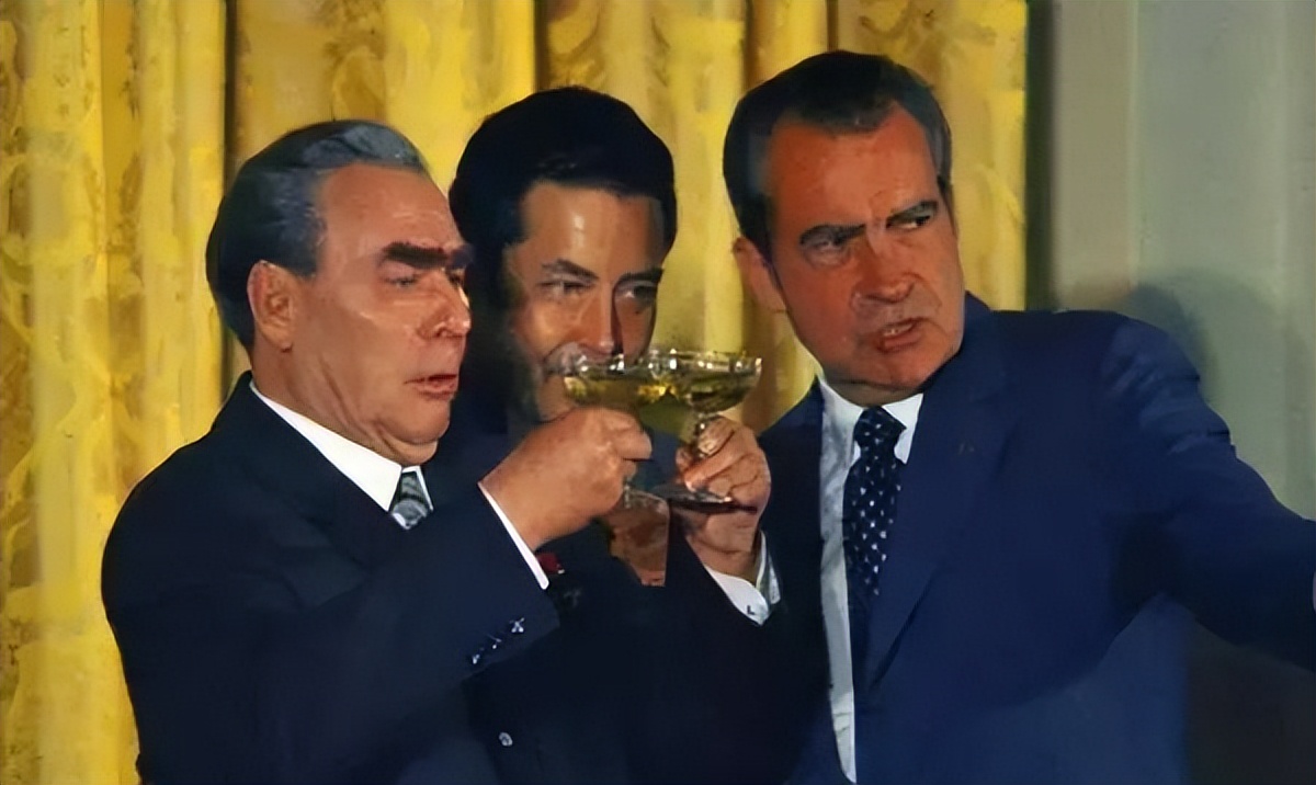 士兵“开战车”去喝酒,普京大怒下令抓捕,俄式酗酒何屡禁不止?